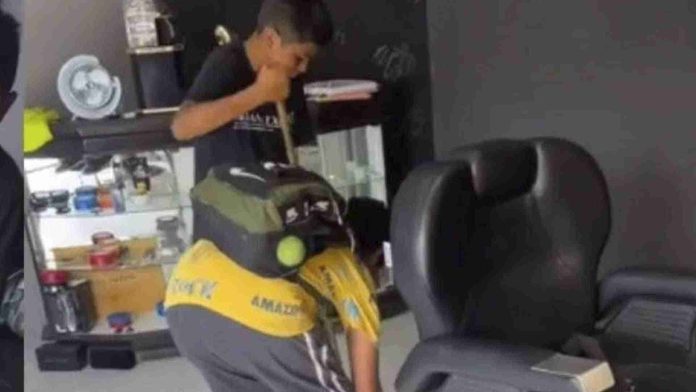 Niños solicitan trabajo en una barbería para comprar sus útiles escolares