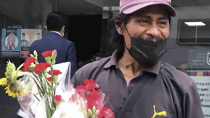 Señor regala flores por encontrar a su hija desaparecida