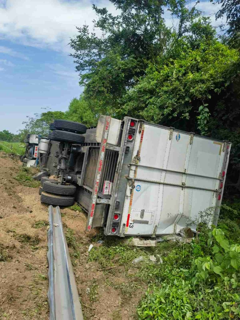 La Unión, Guerreo, Mich.- Un tráiler se salió del camino y terminó volcado, sobre la autopista Siglo XXI, el conductor resultó solo con algunos golpes en los límites de Michoacán y Guerrero.
