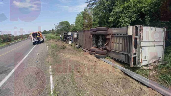 Vuelca tráiler en la autopista Siglo XXI