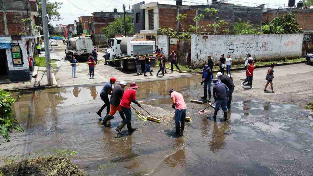 Morelia, Michoacán, a 01 de agosto del 2024.- El Gobierno de Morelia, encabezado por el presidente municipal Alfonso Martínez Alcázar, ha priorizado la atención inmediata a las afectaciones causadas por fenómenos naturales para garantizar la seguridad de las familias morelianas. Morelia, Michoacán, a 01 de agosto del 2024.- El Gobierno de Morelia, encabezado por el presidente municipal Alfonso Martínez Alcázar, ha priorizado la atención inmediata a las afectaciones causadas por fenómenos naturales para garantizar la seguridad de las familias morelianas.