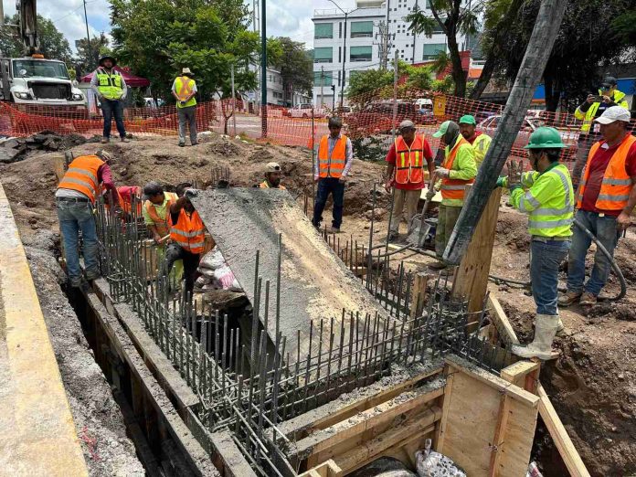 Rehabilita SCOP colector tras socavón en avenida Camelinas de Morelia