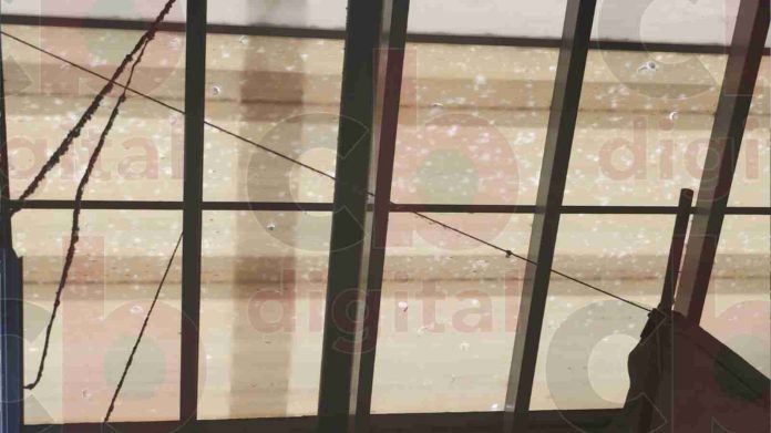 Cayeron ''piedras de hielo'' que agujeraron Plaza San Juan, denuncian comerciantes