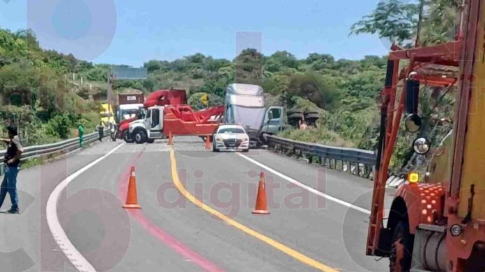 #Video: Se accidenta tractocamión en la Pátzcuaro-Cuitzeo
