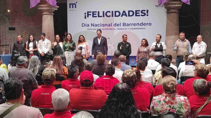Ayuntamiento conmemora a barrenderos de Morelia