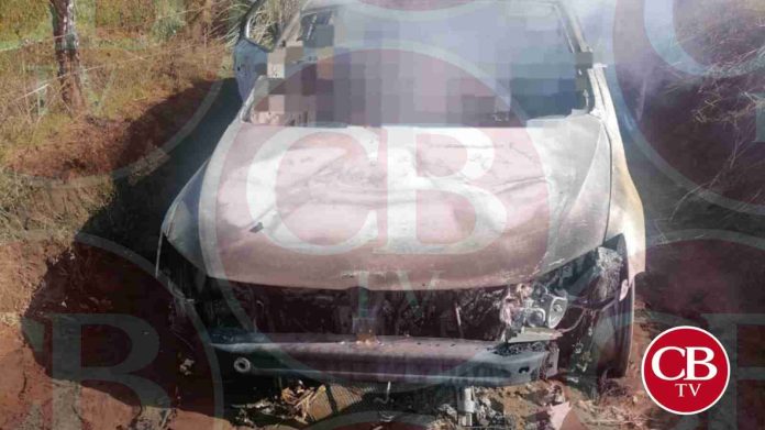 Hallan dos cuerpos calcinados en un auto abandonado en Uruapan