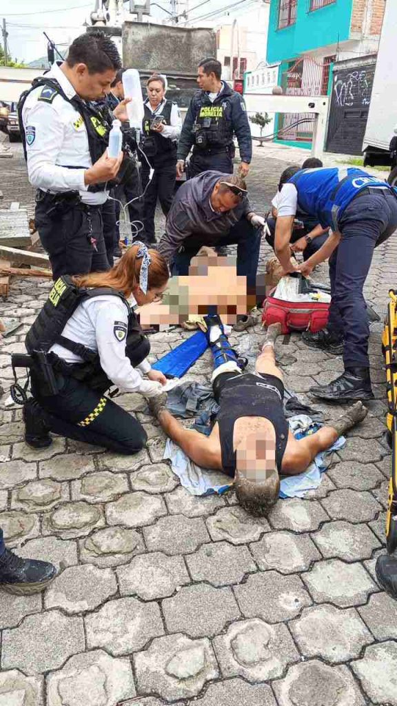 Oficiales de Policía Morelia y la Coordinación Municipal de Protección Civil y Bomberos Morelia, respondieron de manera inmediata a un reporte recibido sobre un accidente en la colonia El Mirador del Punhuato. De acuerdo con la información, varios hombres habían caído desde una estructura en construcción.