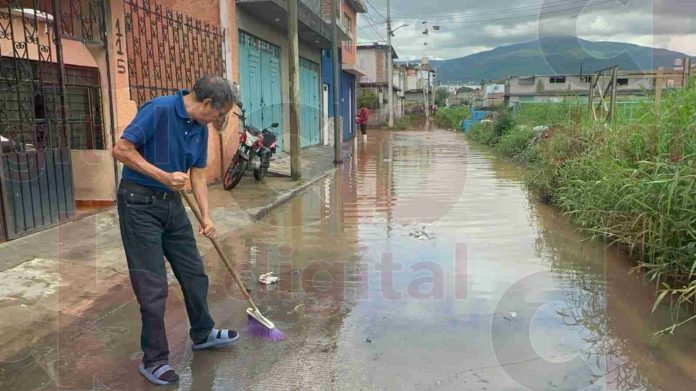 Expresan su enojo vecinos de Jacarandas y Carlos Salazar, por inundaciones