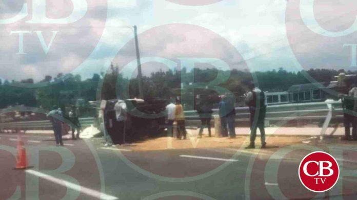 Mujer herida al volcar su camioneta en la autopista Siglo XXI