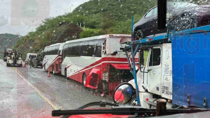 Autobús y un tráiler chocan por alcance en la Siglo XXI