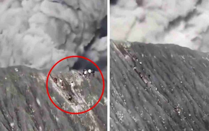 Escaladores logran escapar de erupción de volcán en indonesia