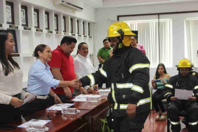 Itzé Camacho Reconoce Labor y Heroísmo de Bomberos