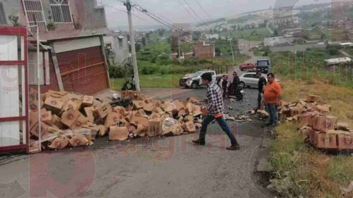 Se les cae el agua bendita, cervezas terminan en el piso tras volcadura