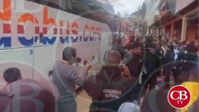 Se reencuentran con sus familiares policías comunitarios de Tangamandapio