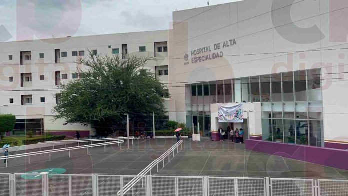 Familiares de pacientes del Hospital Civil, padecen su estancia en el refugio durante las lluvias