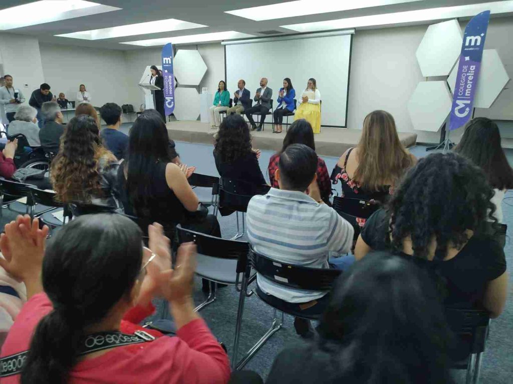 Mujer Moreliana de 40 años de edad, formó parte de la primera generación de egresados de la Preparatoria Abierta Comunitaria, del Colegio de Morelia