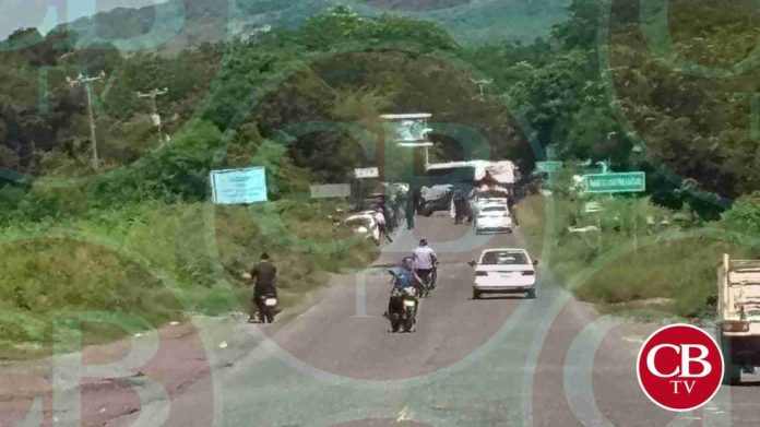 Conflicto armado deja ardiendo Buenavista y Apatzingán