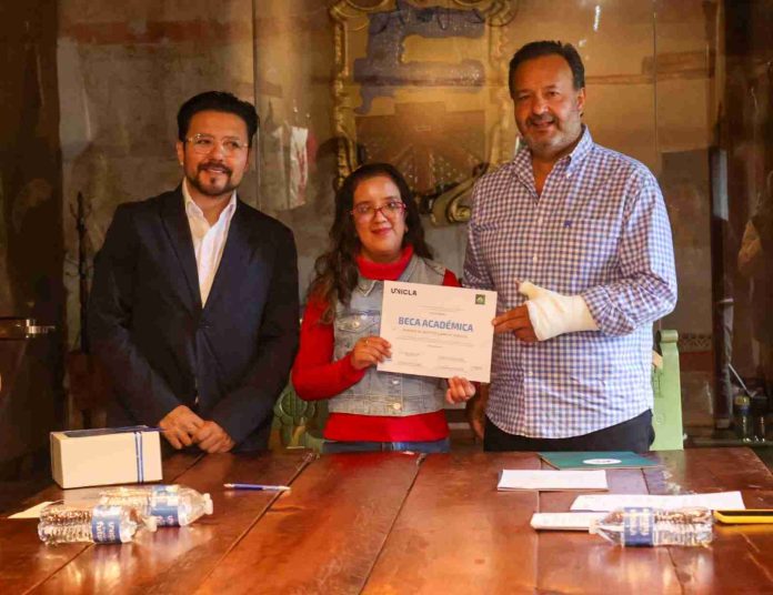 Gobierno municipal y la Unicla, firman convenio de colaboración para otorgar becas educativas.