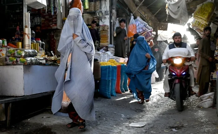 Talibanes prohiben voz de mujeres en publico: Protestan cantando en redes sociales