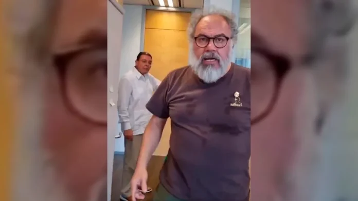 Quitan de su cargo a cónsul que insultó a trabajadores en Shanghái