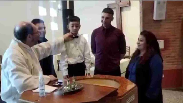 #VIDEO: Sacerdote pregunta a niño si quiere ser cristiano y lo niega: 
