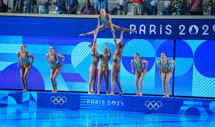 Sirenas mexicanas se convierten en monarcas para rutina libre en París 2024