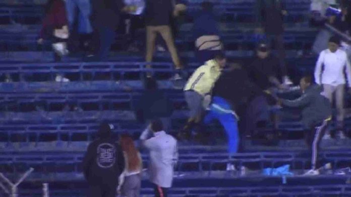 Captan pelea entre aficionados del Club América en el Estadio Ciudad de los Deportes