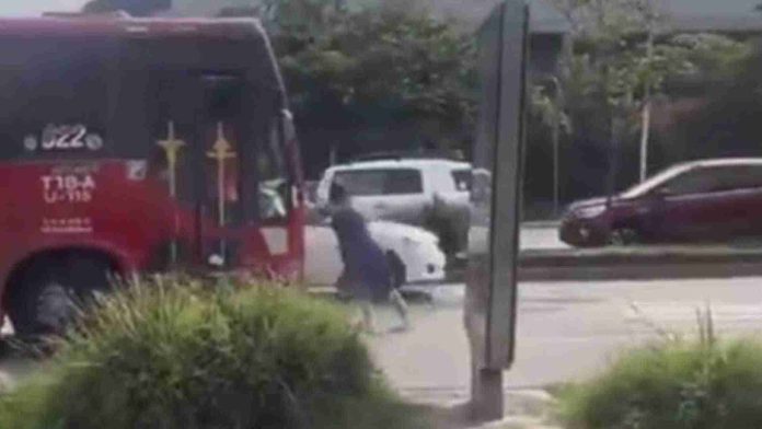 Chófer de autobús embiste a mujer que le reclamaba por atropellar a su mascota