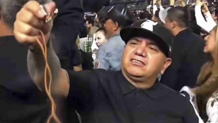 Fan dispersa cenizas de su amigo en concierto de Caifanes