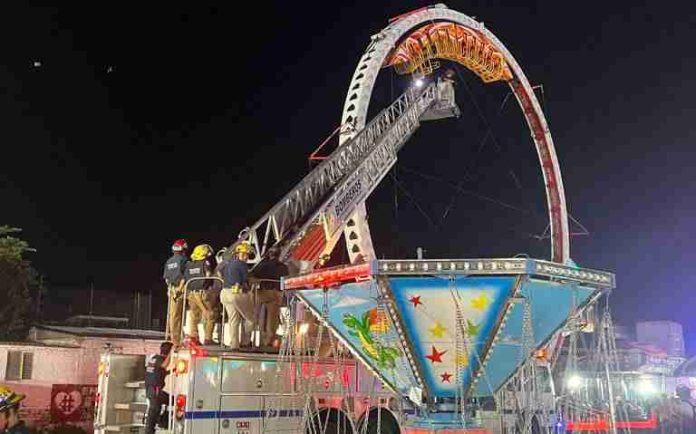 Personas quedan atrapadas en juego mecánico por falla