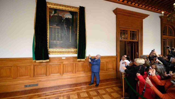 López Obrador devela su retrato oficial en Palacio Nacional