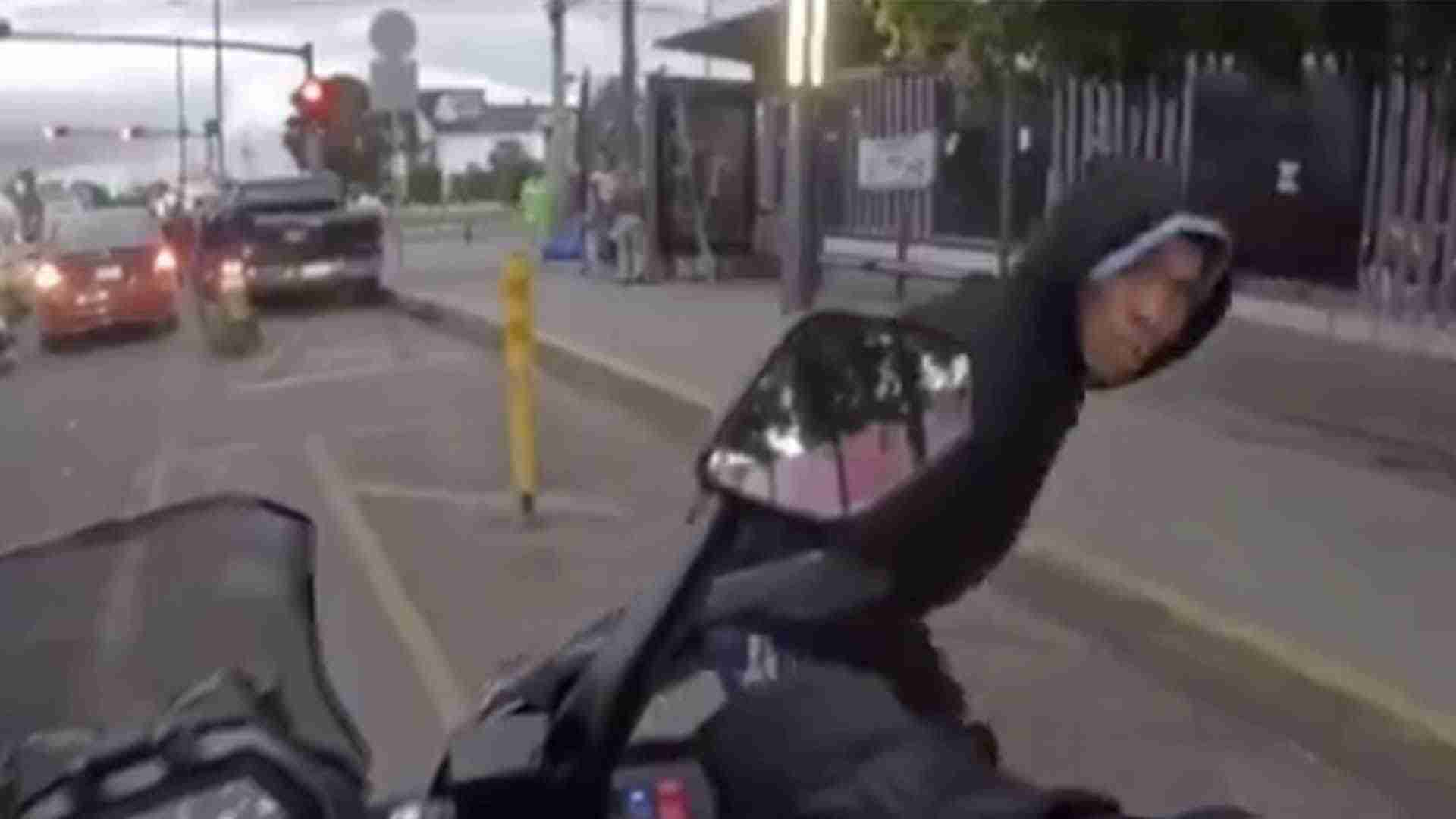 Pasajeros lanzan a presunto asaltante desde autobús en Iztapalapa Pasajeros lanzan a presunto asaltante desde autobús en Iztapalapa