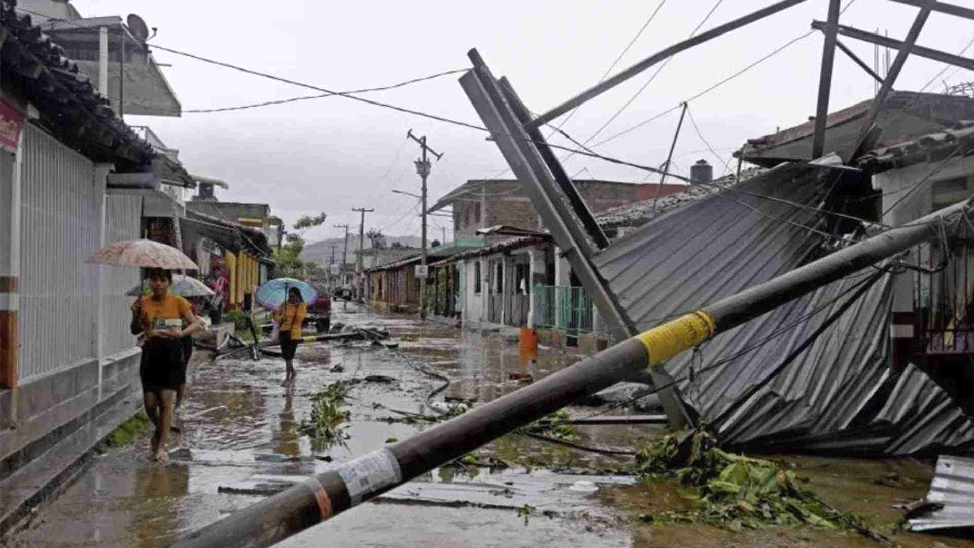 Suman al menos 20 muertes por huracán John en costas de México Suman al menos 20 muertes por huracán John en costas de México