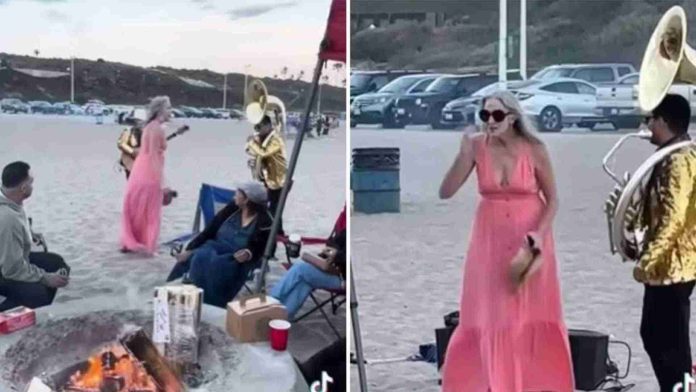 Turista estadounidense reclama a músicos de banda en playa de Sinaloa