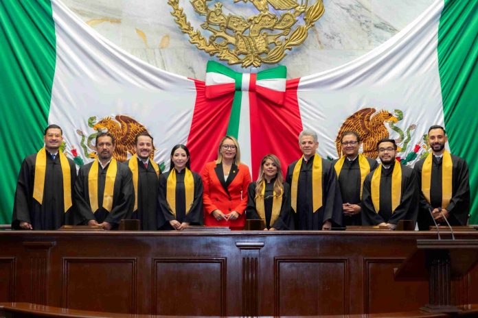 A marcar la diferencia para generar la ventaja competitiva insta rectora a egresados y egresadas de Maestría en Derecho