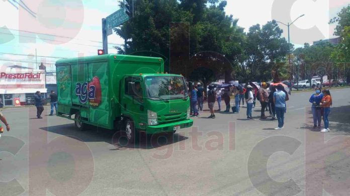 Estudiantes cierran Libramiento y Periodismo