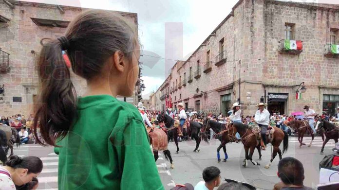 Desde temprana hora, muchos morelianos y turistas llegaron al Centro Histórico de Morelia para alcanzar 