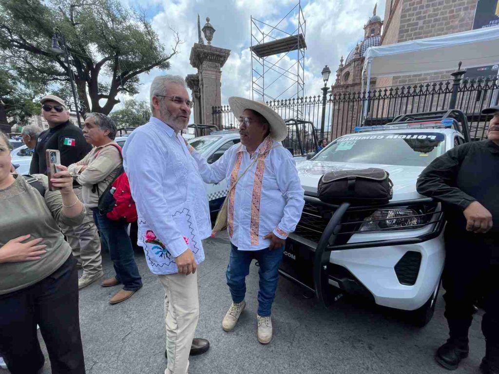 Gobierno de Michoacán entrega 27 patrullas a policía comunal del Estado