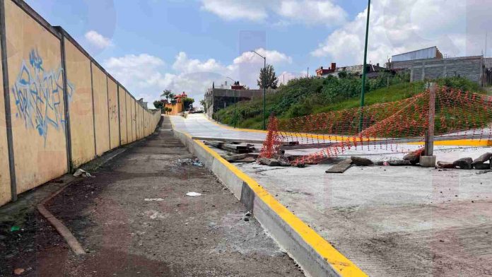 Denuncian fuga de agua tras obra vial atrás del Estadio Morelos