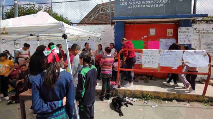 Padres de familia exigen destitución de la directora de la primaria 
