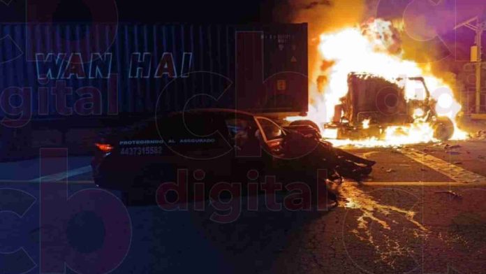 Autos chocan en la Siglo XXI y se incendian