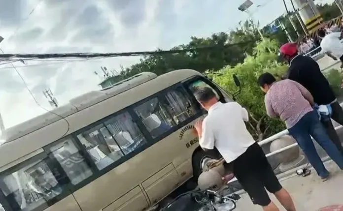 Autobús escolar se impacta contra padres de familia y estudiantes en china