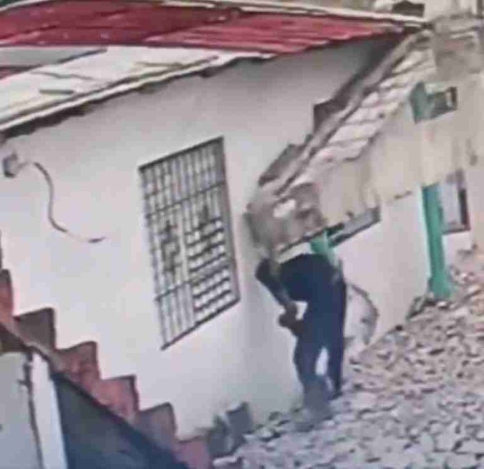 Imágenes Fuertes:Un albañil muere al quedar atrapado bajo el techo que se desplomó sobre él en República Dominicana