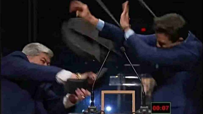 #Video: Candidato a alcalde ataca con silla a otro en pleno debate en vivo