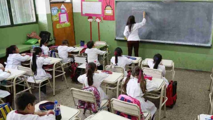 Adolescente apuñala a dos compañeros en secundaria