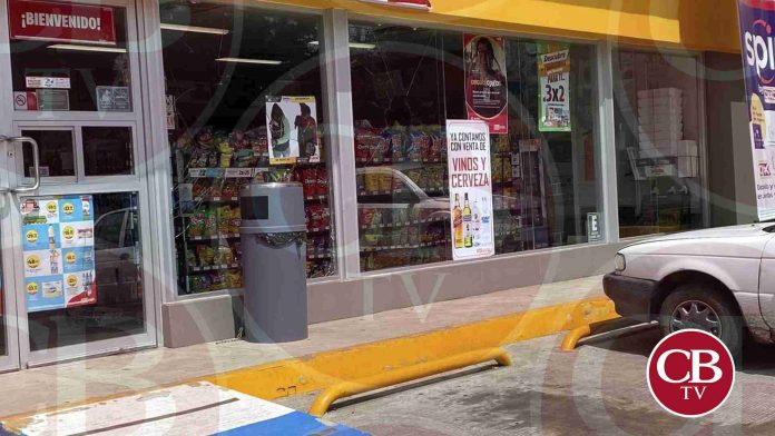 Destruyen cristales para robar el Oxxo de San Juanito Itzicuaro