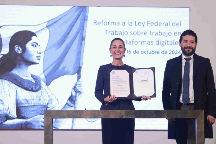 PRESIDENTA CLAUDIA SHEINBAUM FIRMA INICIATIVA DE REFORMA PARA ASEGURAR DERECHOS A TRABAJADORES DE PLATAFORMAS DIGITALES EN EL PAÍS