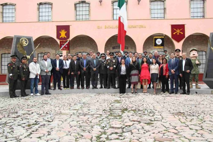 Inculcan a jóvenes estudiantes respeto a símbolos patrios, en Morelia