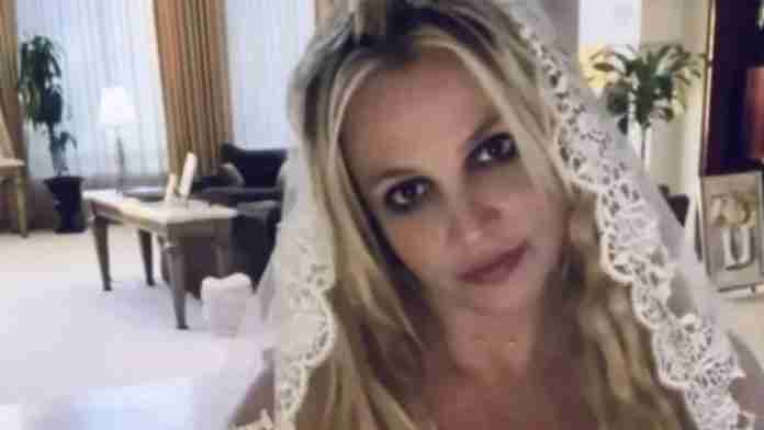 Britney Spears anuncia que se casó con ella misma