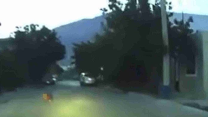 Captan a bebé gateando solo en calle de Nuevo León